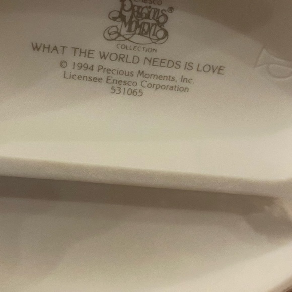 Precious moments figurine what the world needs is love #531065 - Picture 6 of 7